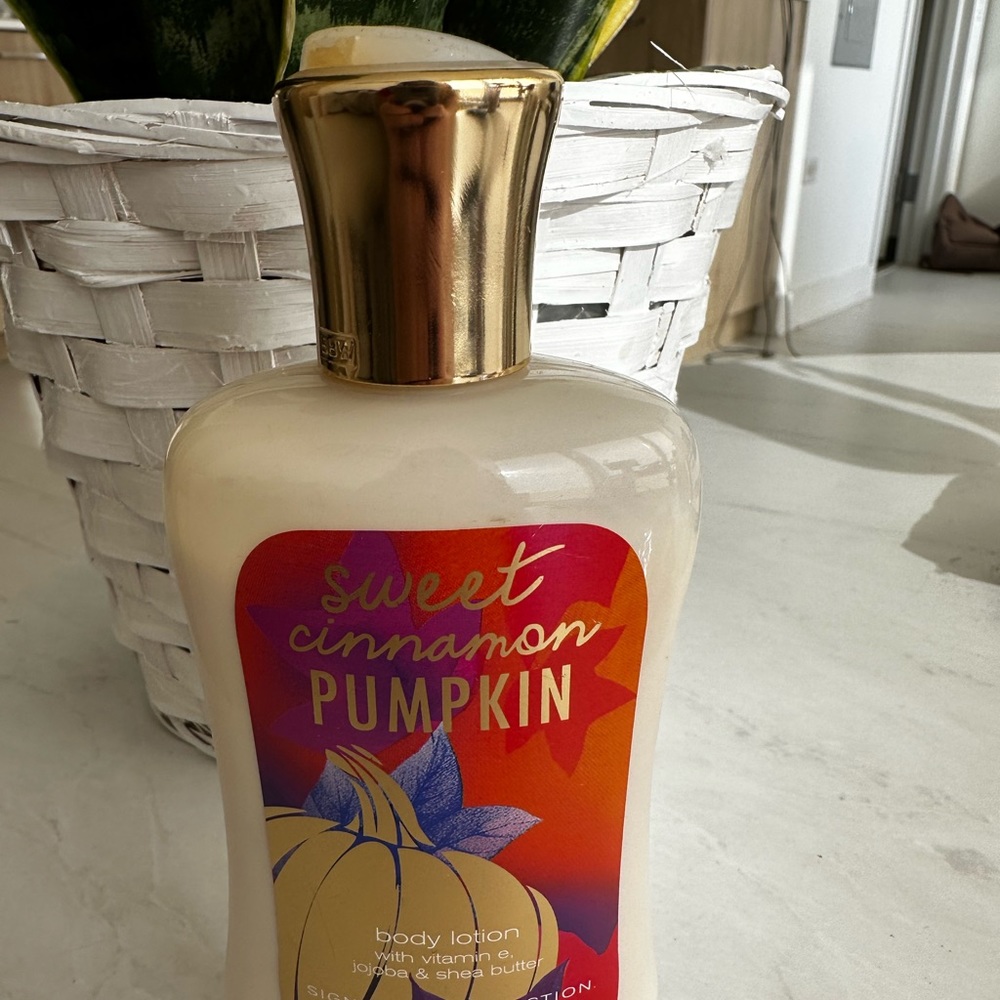 Bath & Body Works Sweet Cinnamon Pumpkin Signature Collection Body Lotion - Picture 3 of 3
